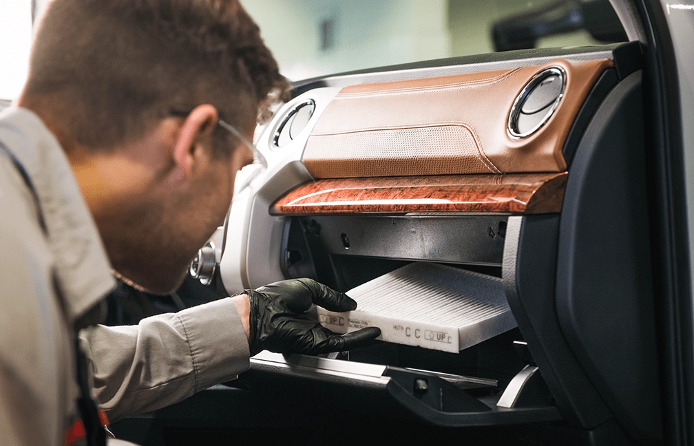 замена салонного фильтра toyota